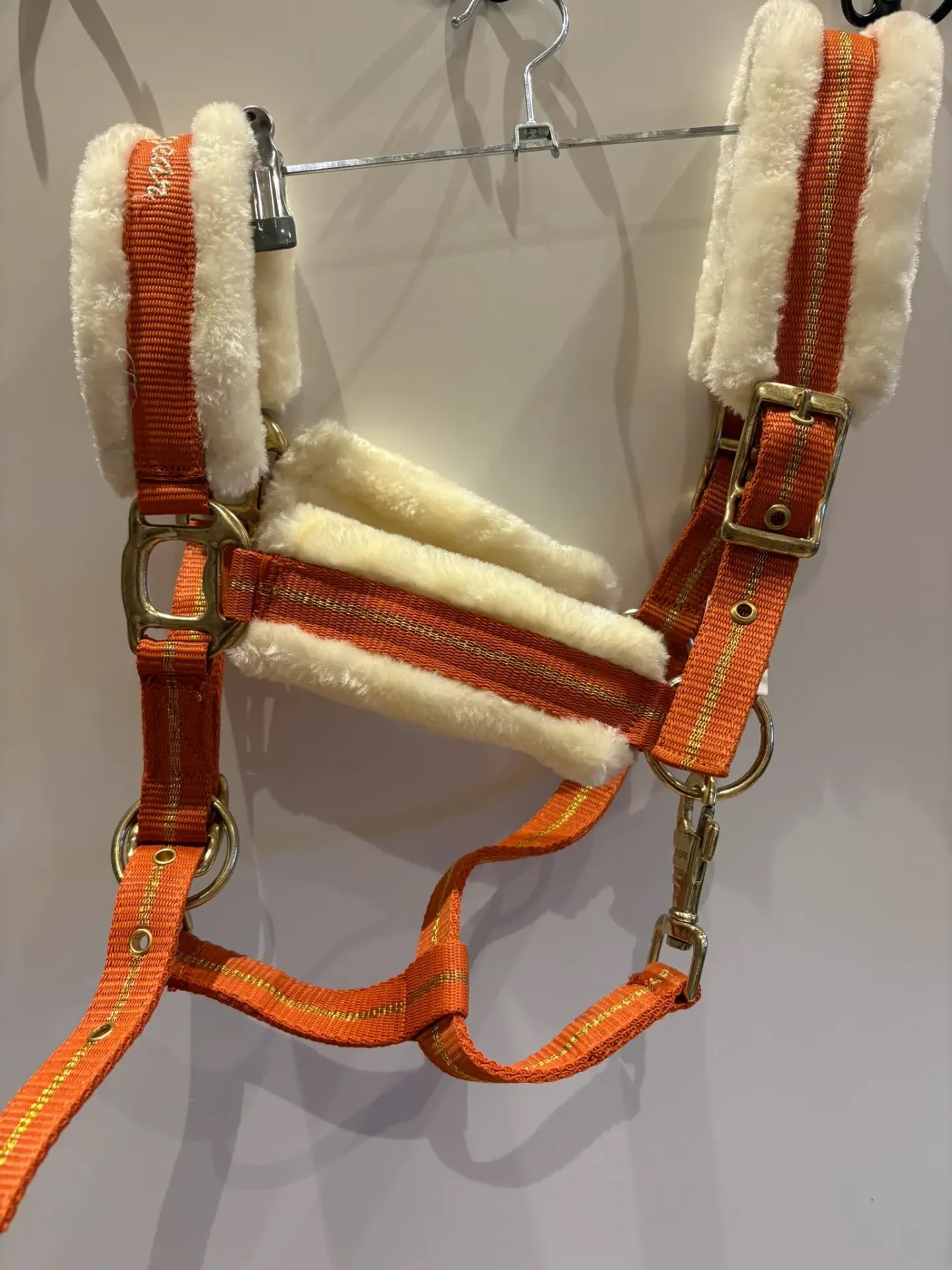 [K012A006] Halster oranje met bont Horsegear