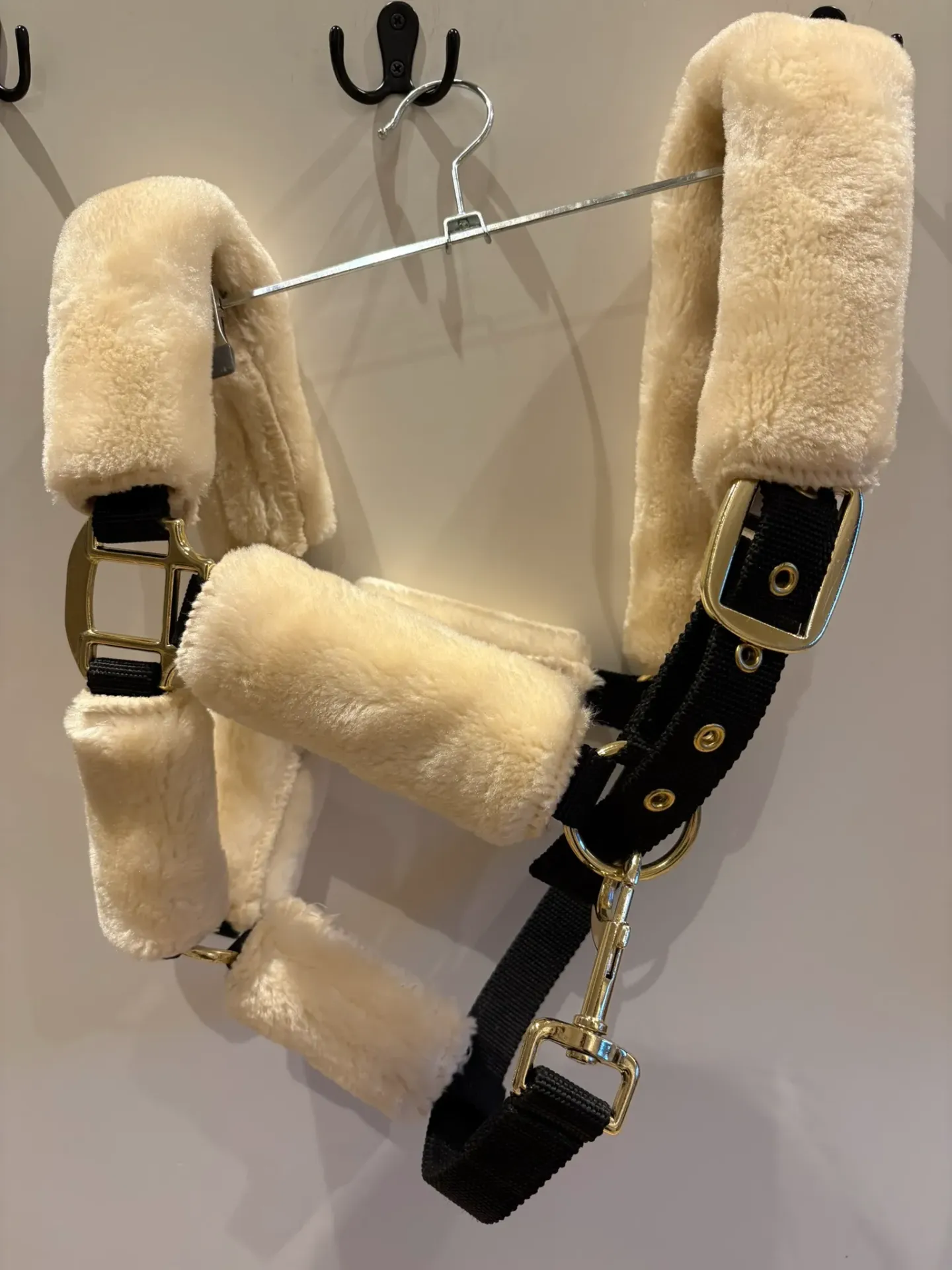 Halster zwart met beige bont